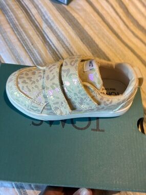 TOMS Kids Beige Leopard Print Velcro Sneaker with Sparkle